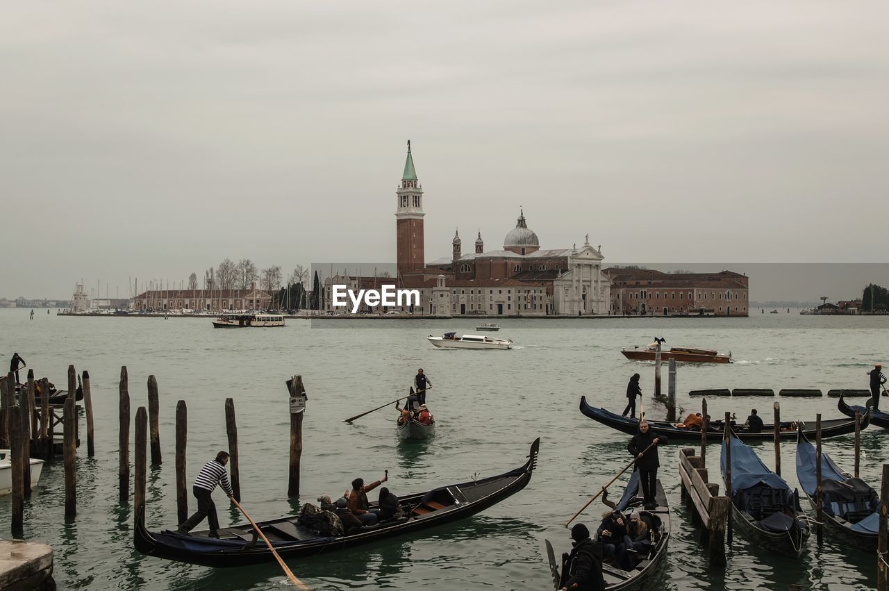 PANORAMIC VIEW OF BOATS IN CITY