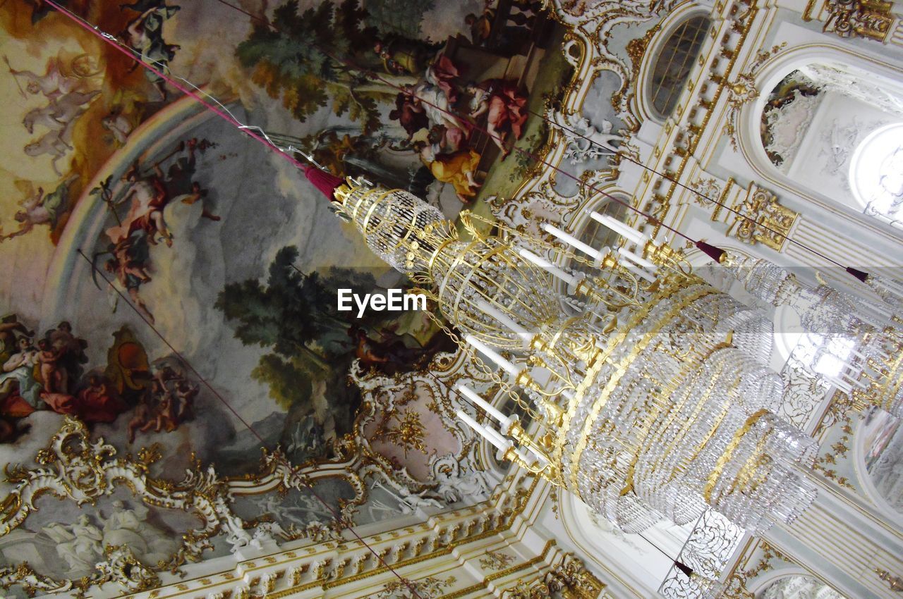 LOW ANGLE VIEW OF CEILING OF BUILDING IN TEMPLE