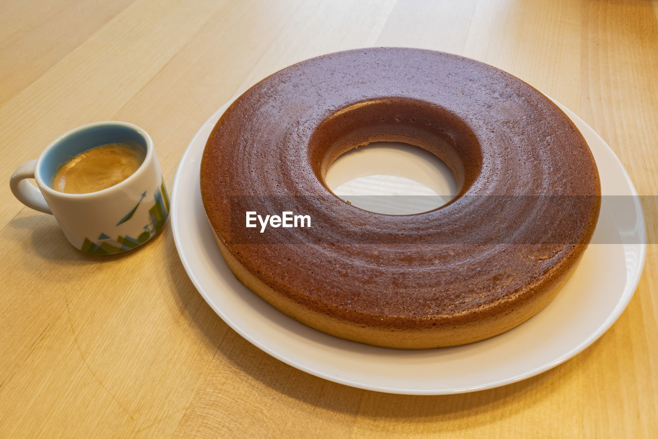 HIGH ANGLE VIEW OF COFFEE CUP ON PLATE WITH SPOON