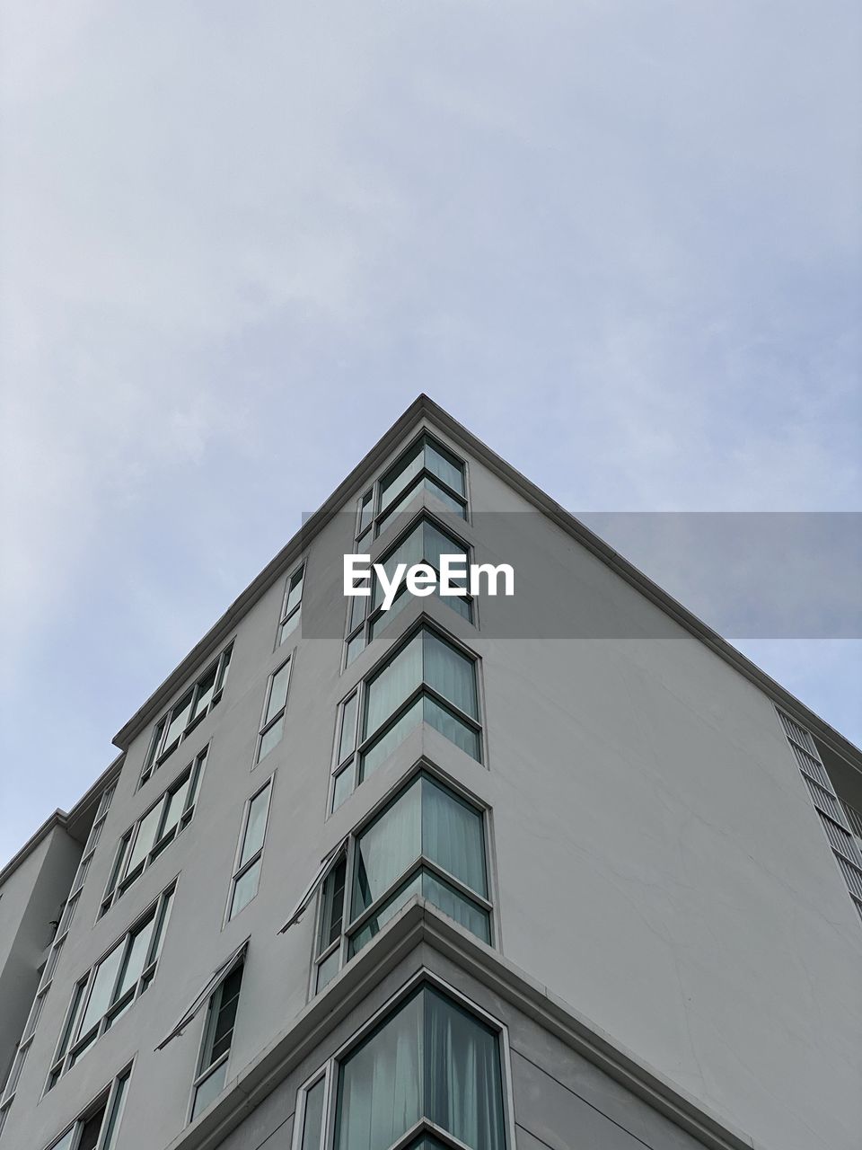 LOW ANGLE VIEW OF MODERN BUILDINGS AGAINST SKY