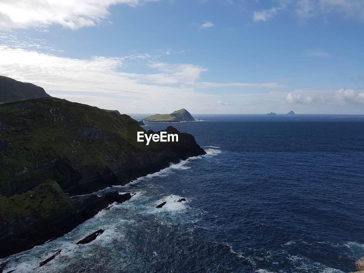 SCENIC VIEW OF SEA AND MOUNTAIN AGAINST SKY