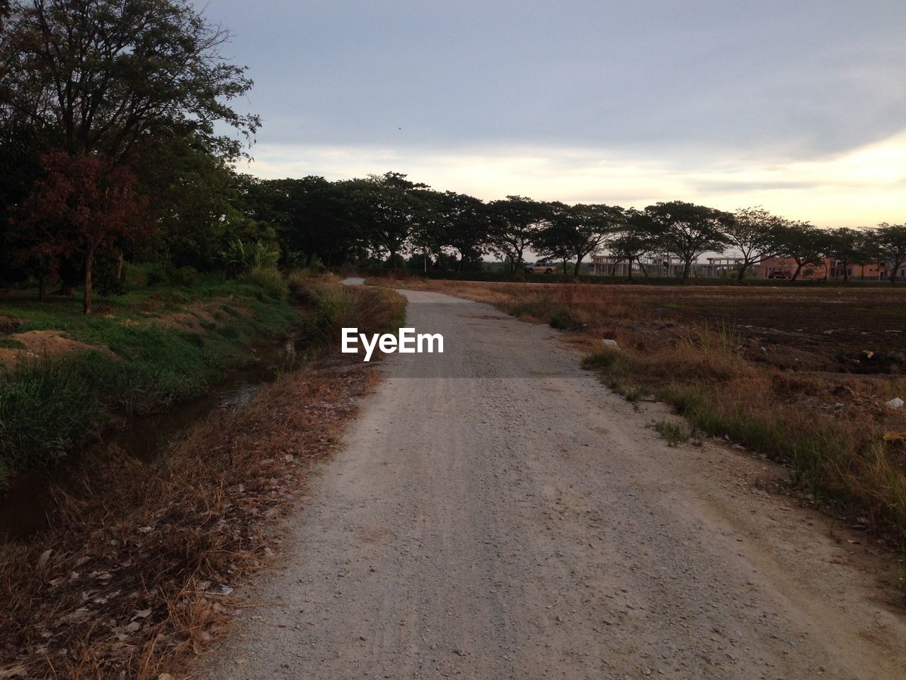 ROAD AMIDST LANDSCAPE AGAINST SKY