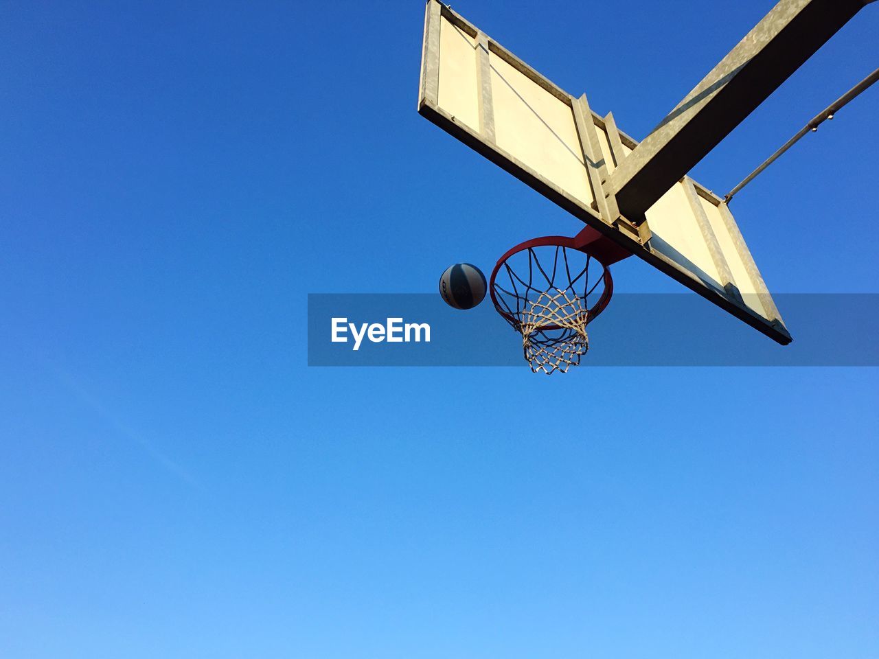 LOW ANGLE VIEW OF BASKETBALL HOOP AGAINST CLEAR SKY