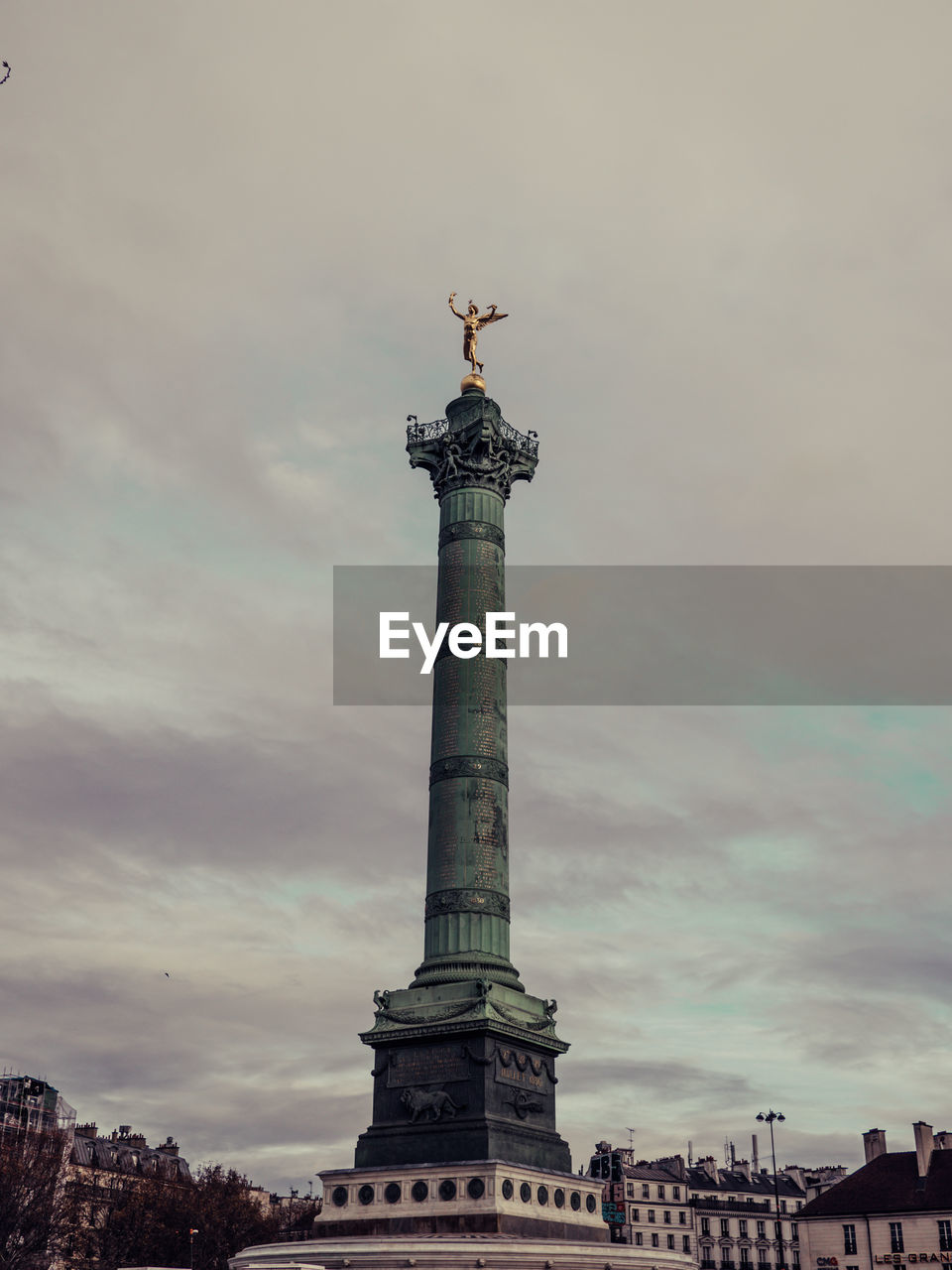 LOW ANGLE VIEW OF STATUE OF LIBERTY AGAINST SKY