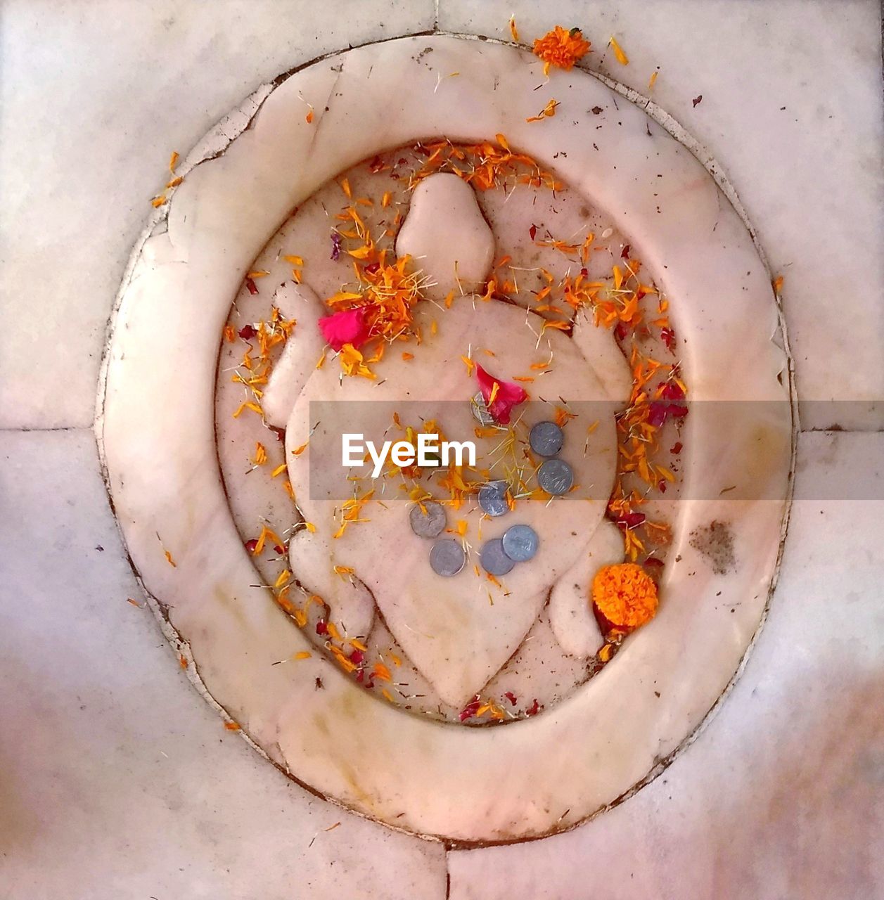 HIGH ANGLE VIEW OF BREAD ON TABLE