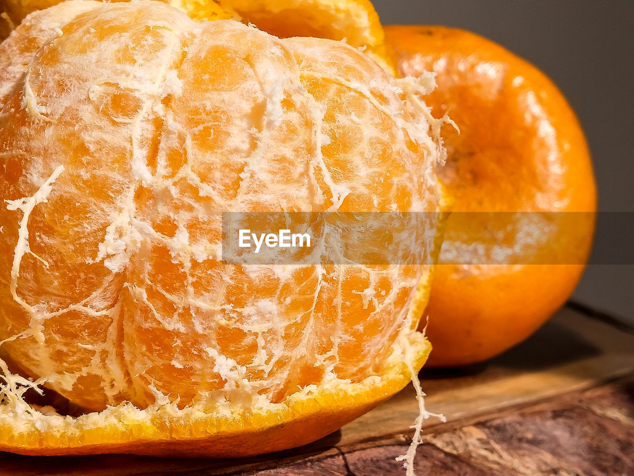 CLOSE-UP OF ORANGE SLICE