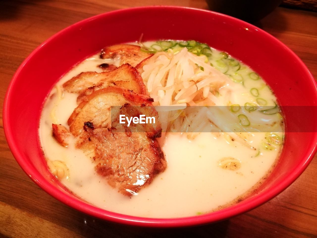 HIGH ANGLE VIEW OF SOUP IN BOWL