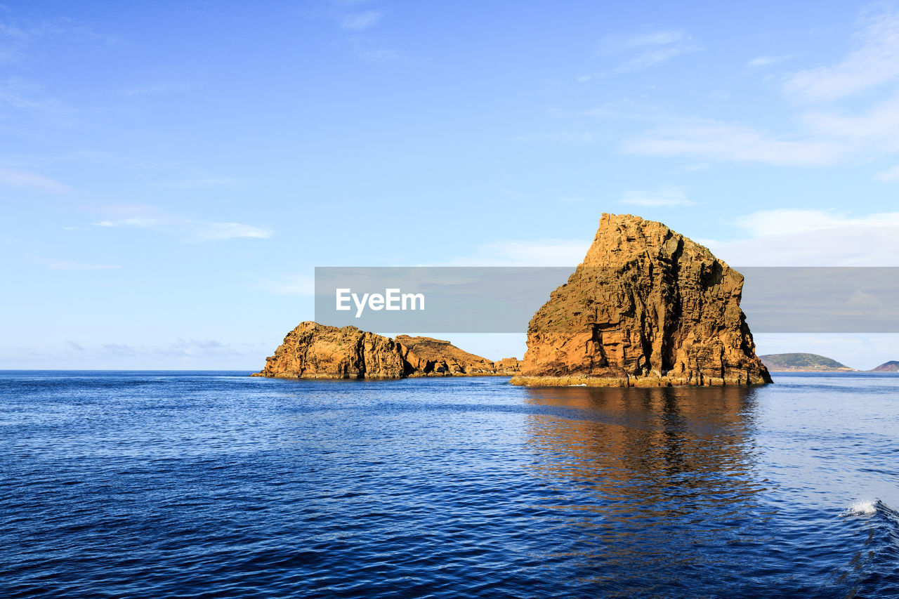 SCENIC VIEW OF ROCK FORMATION IN SEA AGAINST SKY