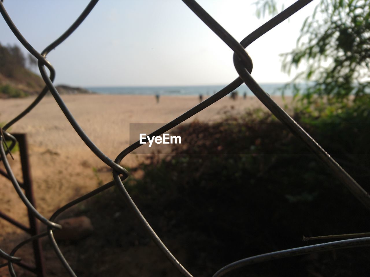 CLOSE-UP OF CHAINLINK FENCE