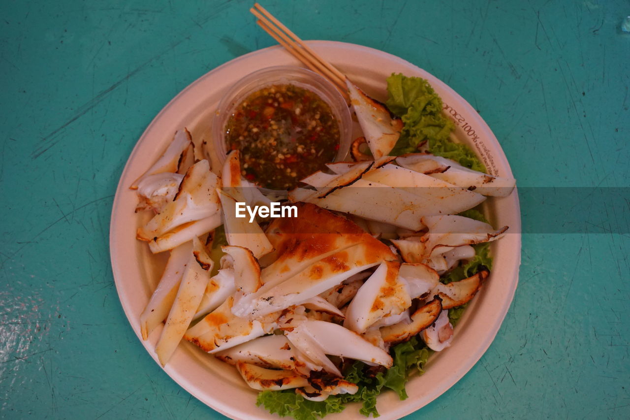 HIGH ANGLE VIEW OF RICE IN BOWL