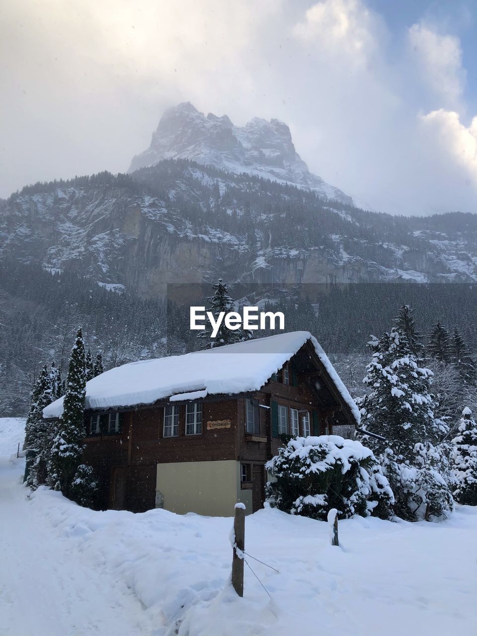 BUILT STRUCTURE ON SNOW COVERED LANDSCAPE AGAINST SKY