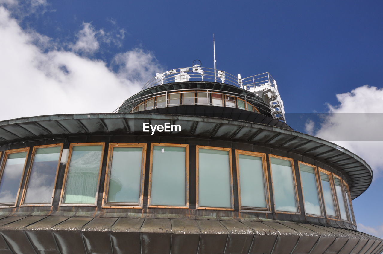 LOW ANGLE VIEW OF HISTORIC BUILDING AGAINST SKY