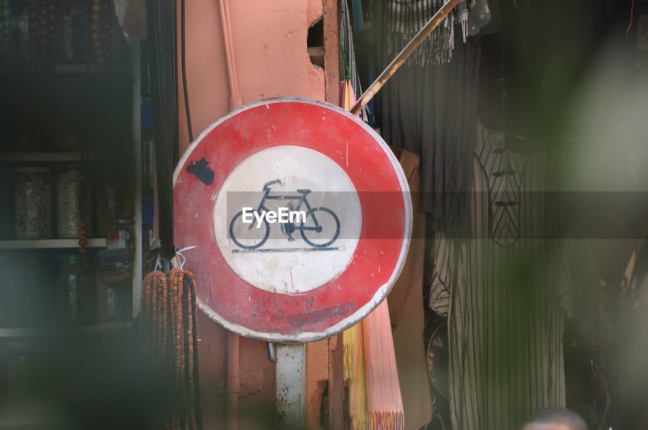CLOSE-UP OF SIGN BOARD