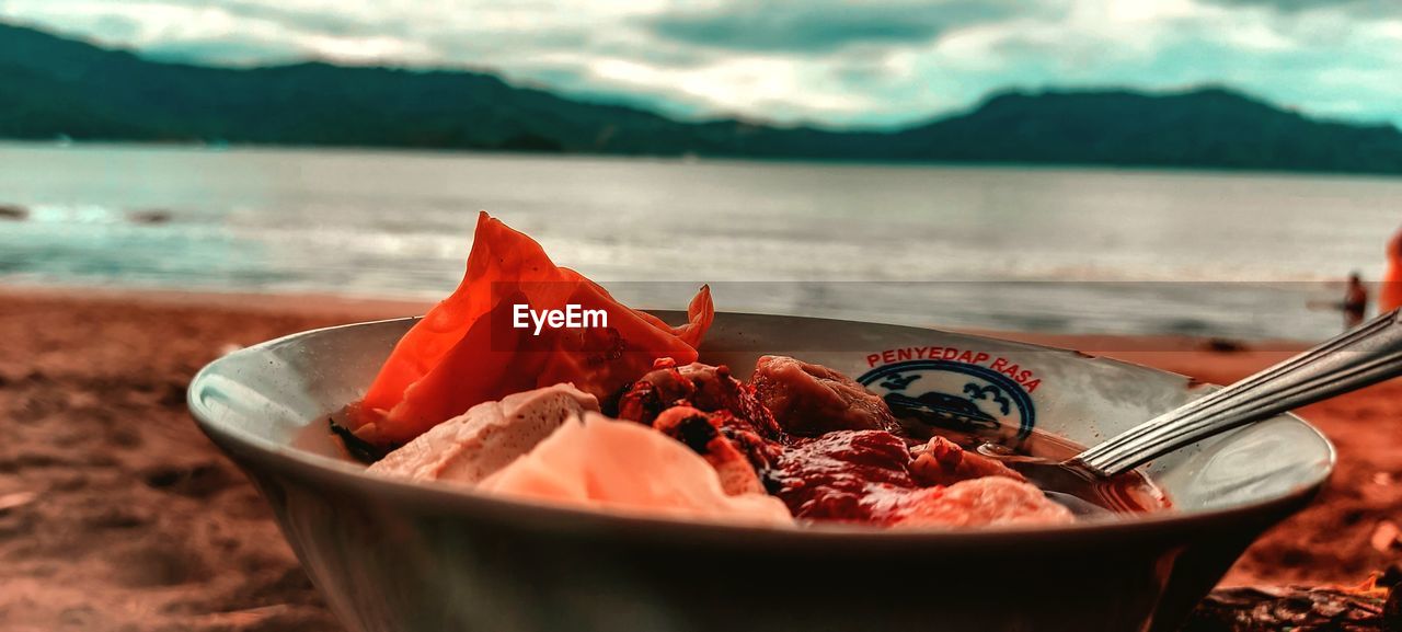 CLOSE-UP OF MEAT IN PLATE