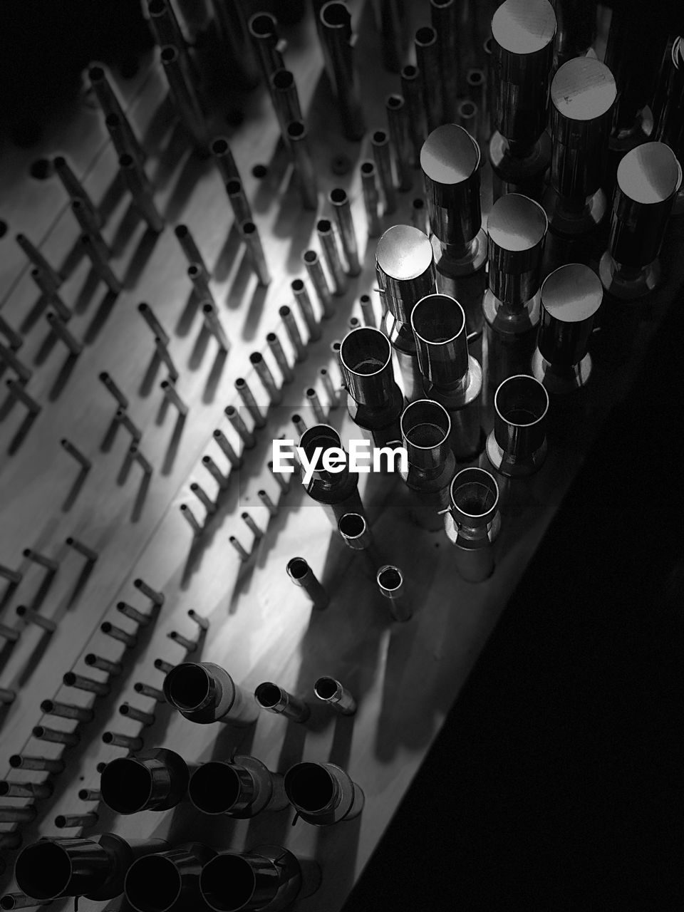 HIGH ANGLE VIEW OF PIANO KEYS ON FLOOR