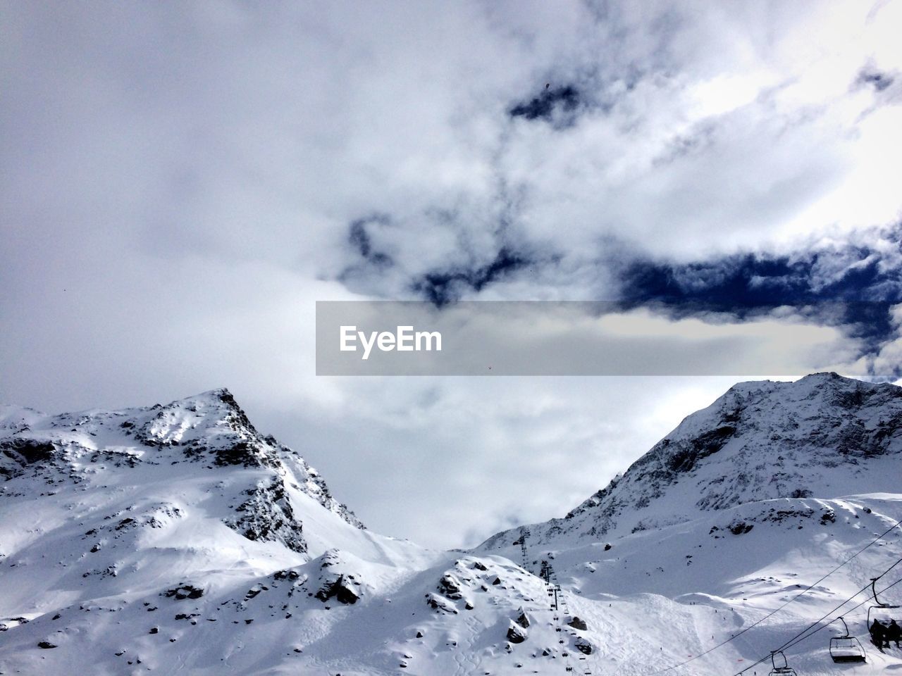 SNOWCAPPED MOUNTAIN AGAINST SKY