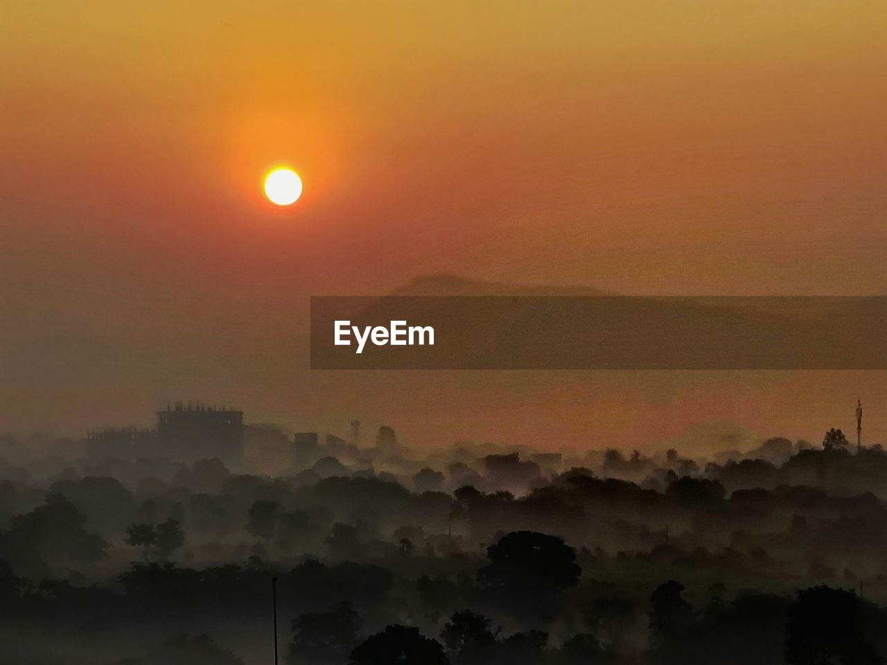 SCENIC VIEW OF SILHOUETTE MOUNTAINS AGAINST SKY DURING SUNSET