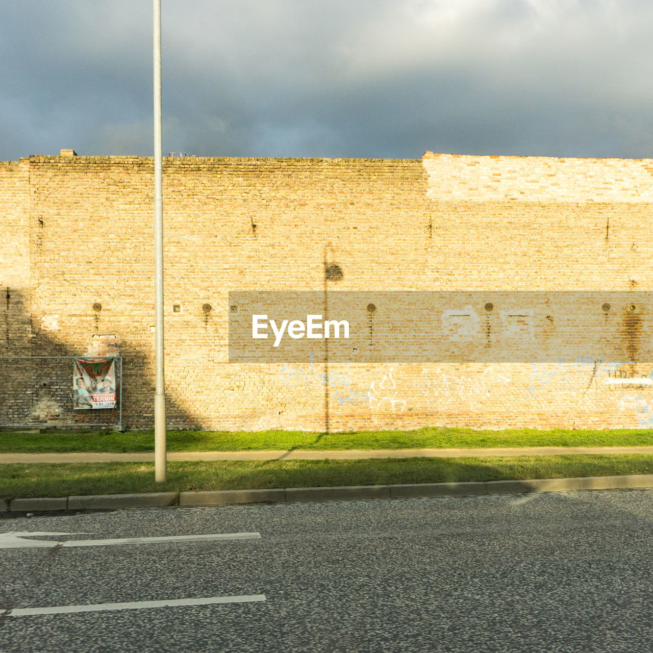 VIEW OF BRICK WALL AGAINST SKY