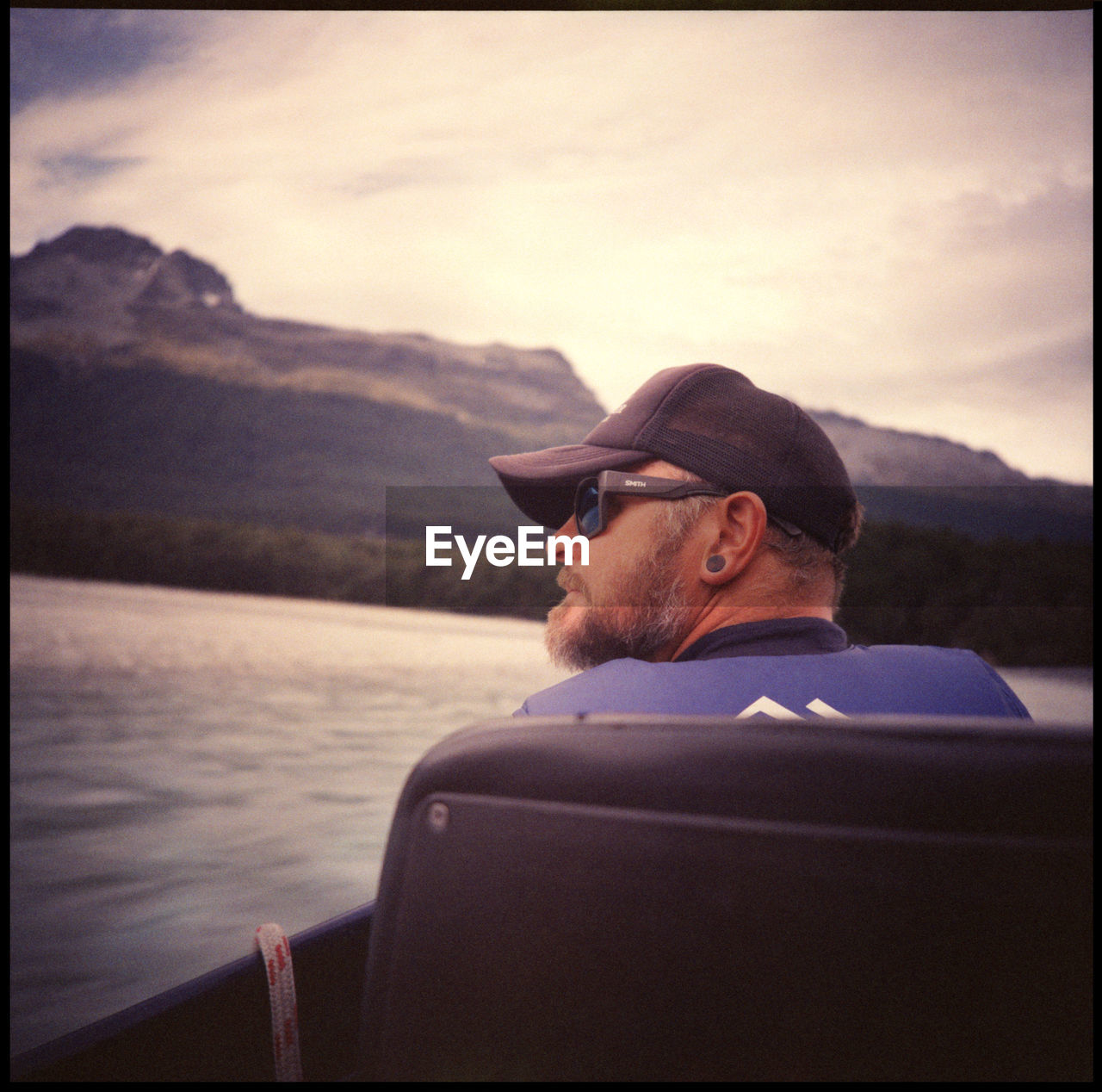 YOUNG MAN WEARING SUNGLASSES AGAINST SEA