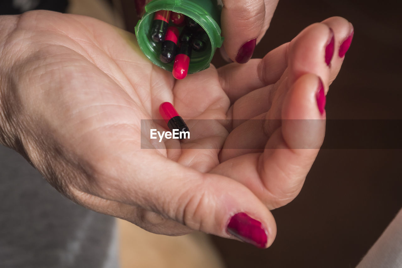 CLOSE-UP OF WOMAN HAND HOLDING HANDS