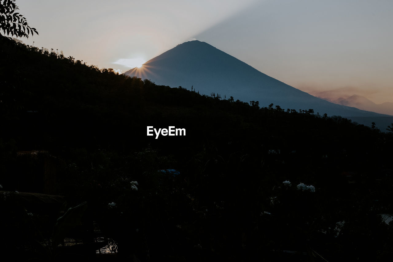 SCENIC VIEW OF SILHOUETTE MOUNTAIN AGAINST SKY AT SUNSET