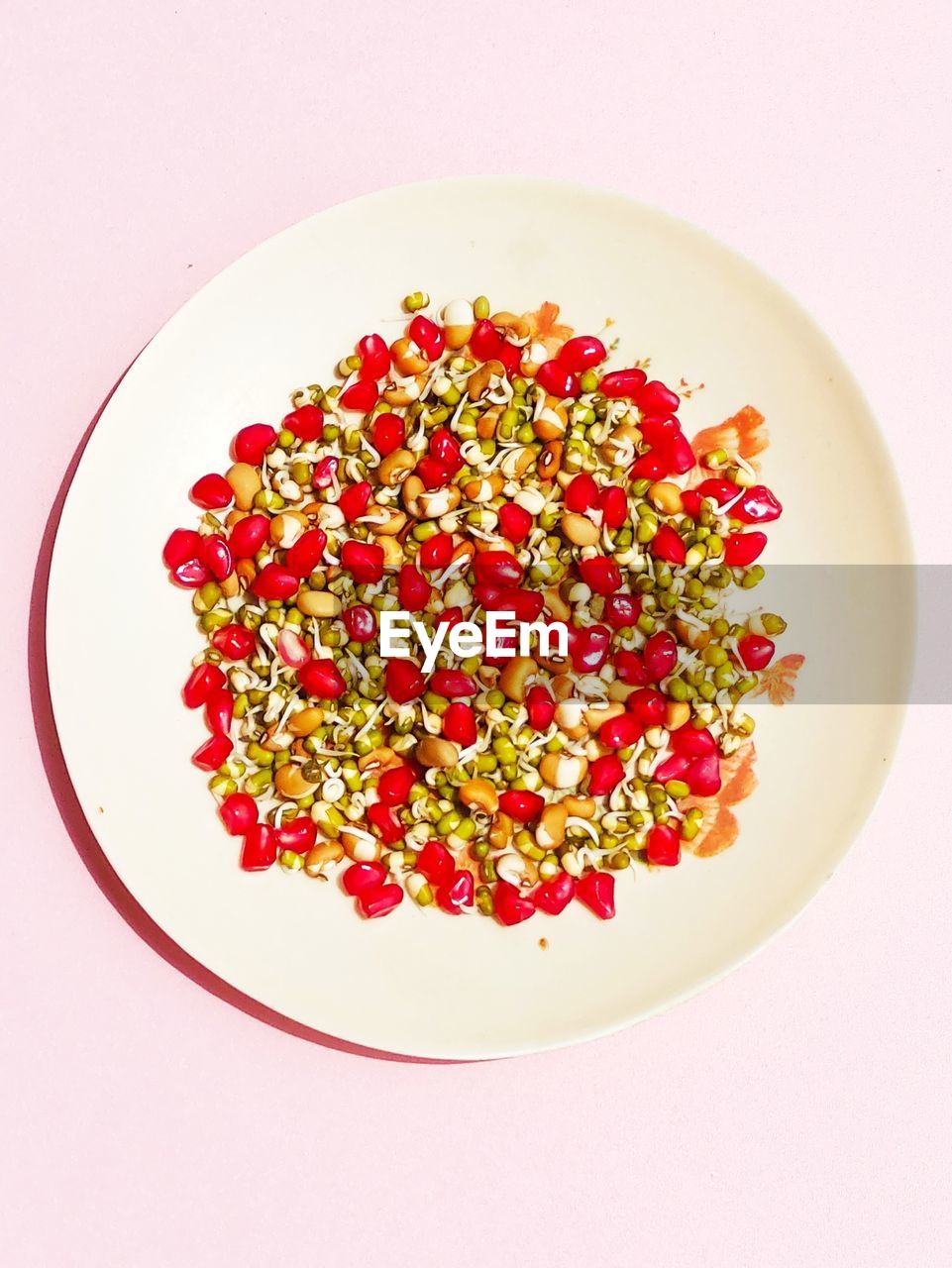 DIRECTLY ABOVE SHOT OF RED BERRIES IN BOWL