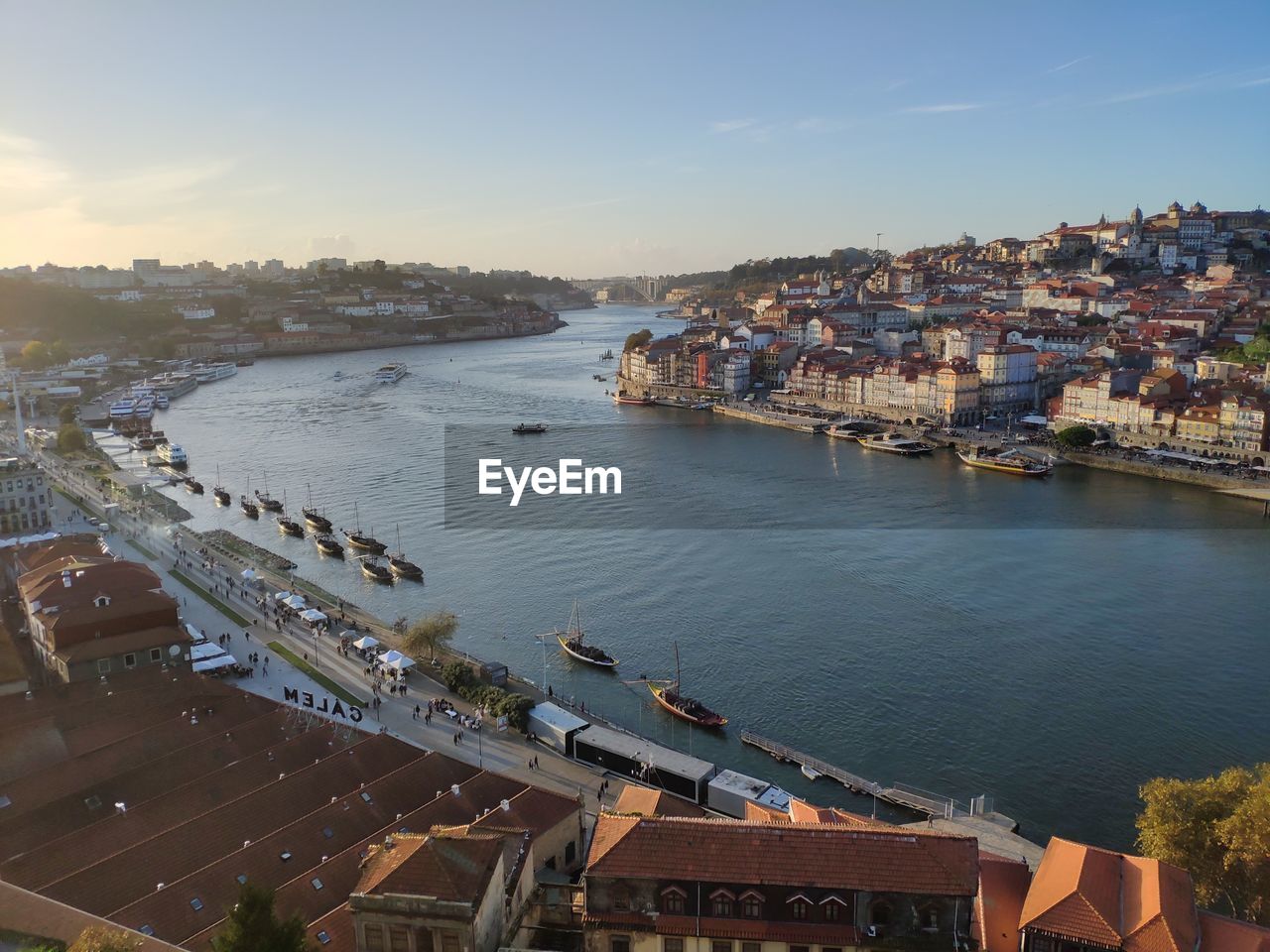 HIGH ANGLE VIEW OF RIVER BY BUILDINGS IN CITY