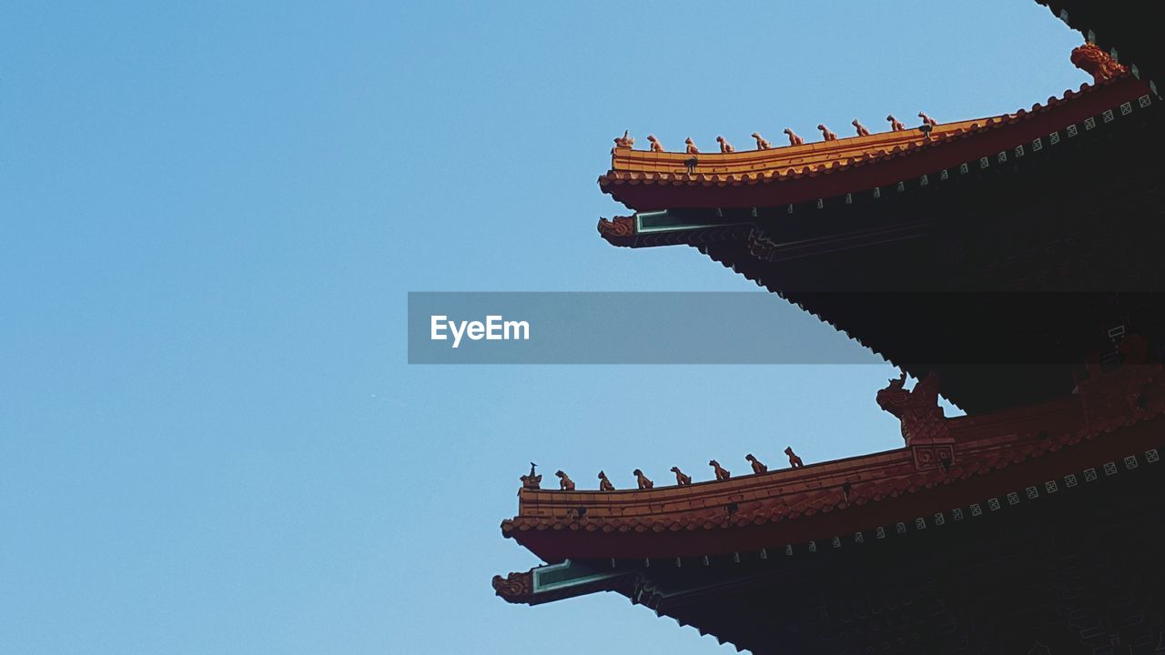 LOW ANGLE VIEW OF TEMPLE AGAINST CLEAR BLUE SKY