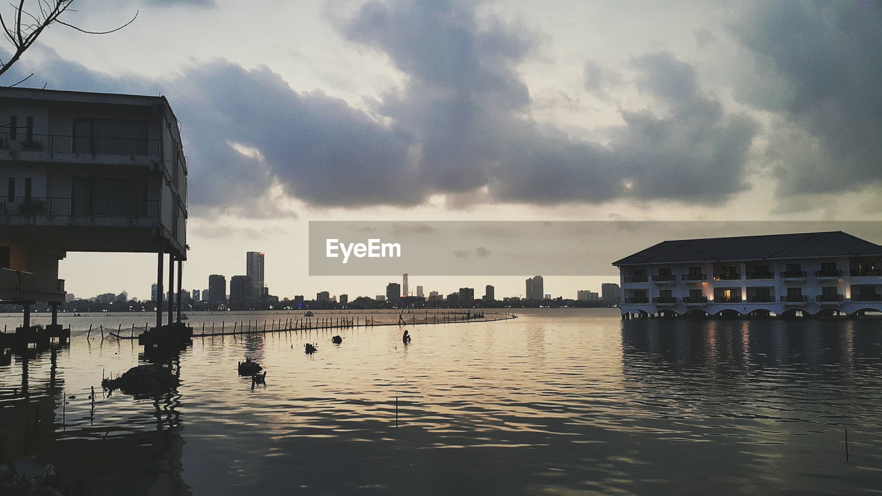 SCENIC VIEW OF RIVER AGAINST SKY