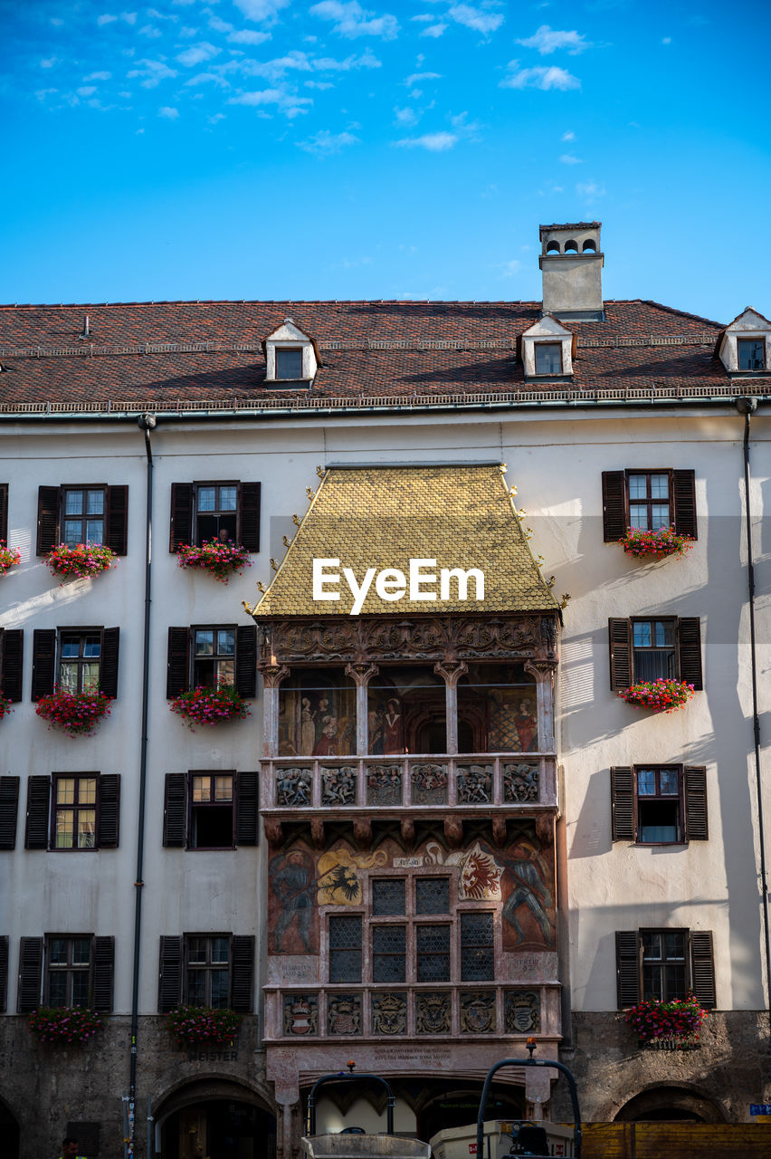 LOW ANGLE VIEW OF BUILDINGS AGAINST SKY