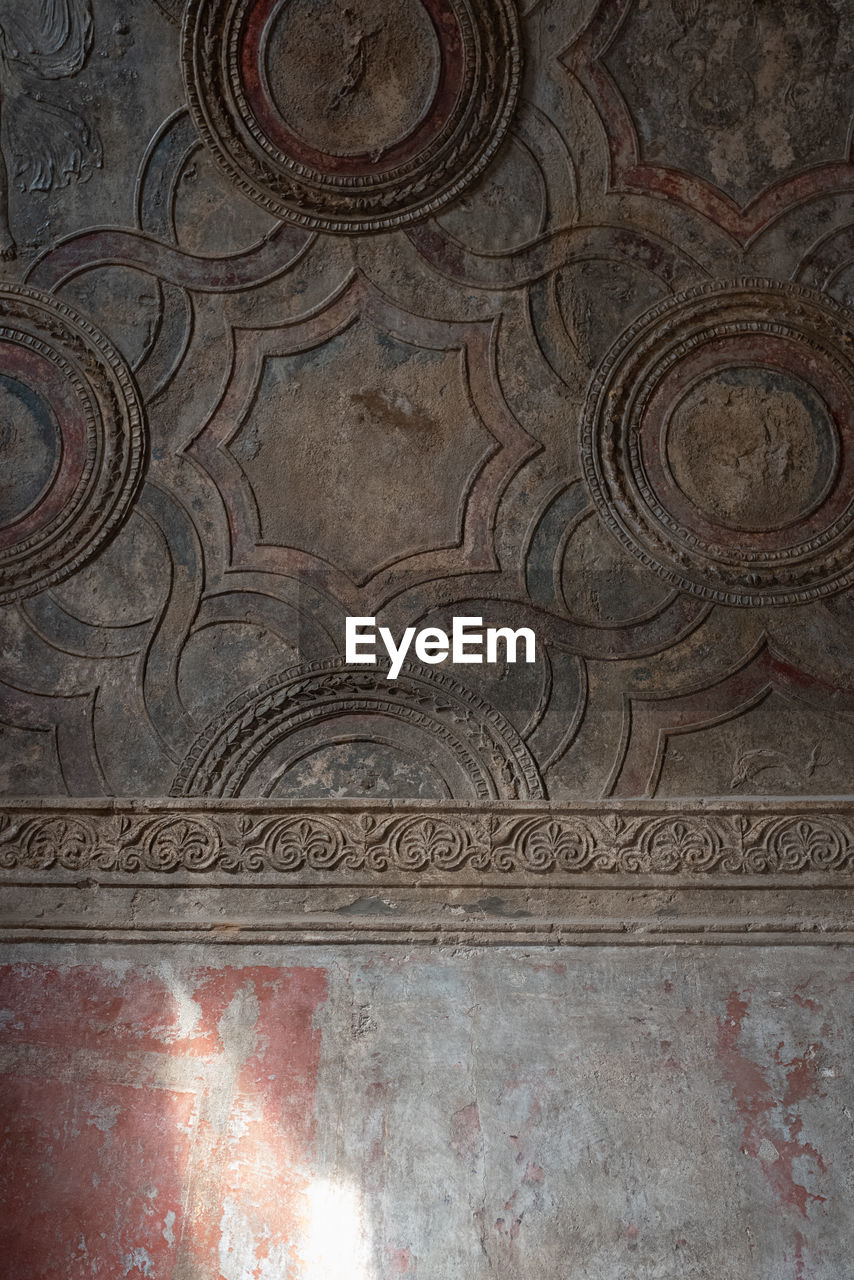 FULL FRAME SHOT OF OLD CEILING OF TEMPLE