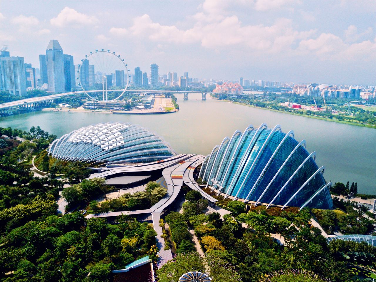 SCENIC VIEW OF CITYSCAPE BY SEA AGAINST SKY