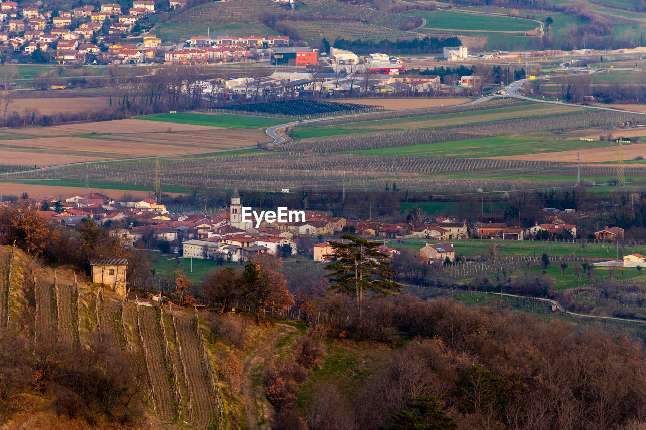 HIGH ANGLE VIEW OF TOWNSCAPE AND HOUSES ON FIELD