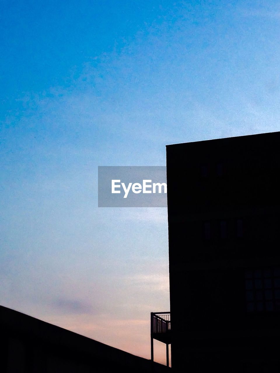 LOW ANGLE VIEW OF BUILDINGS AGAINST BLUE SKY