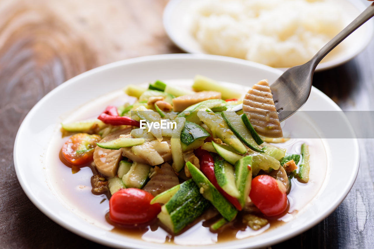 CLOSE-UP OF SALAD IN PLATE