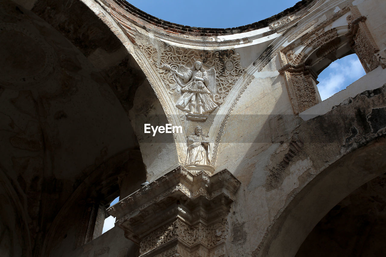 LOW ANGLE VIEW OF ORNATE BUILDING