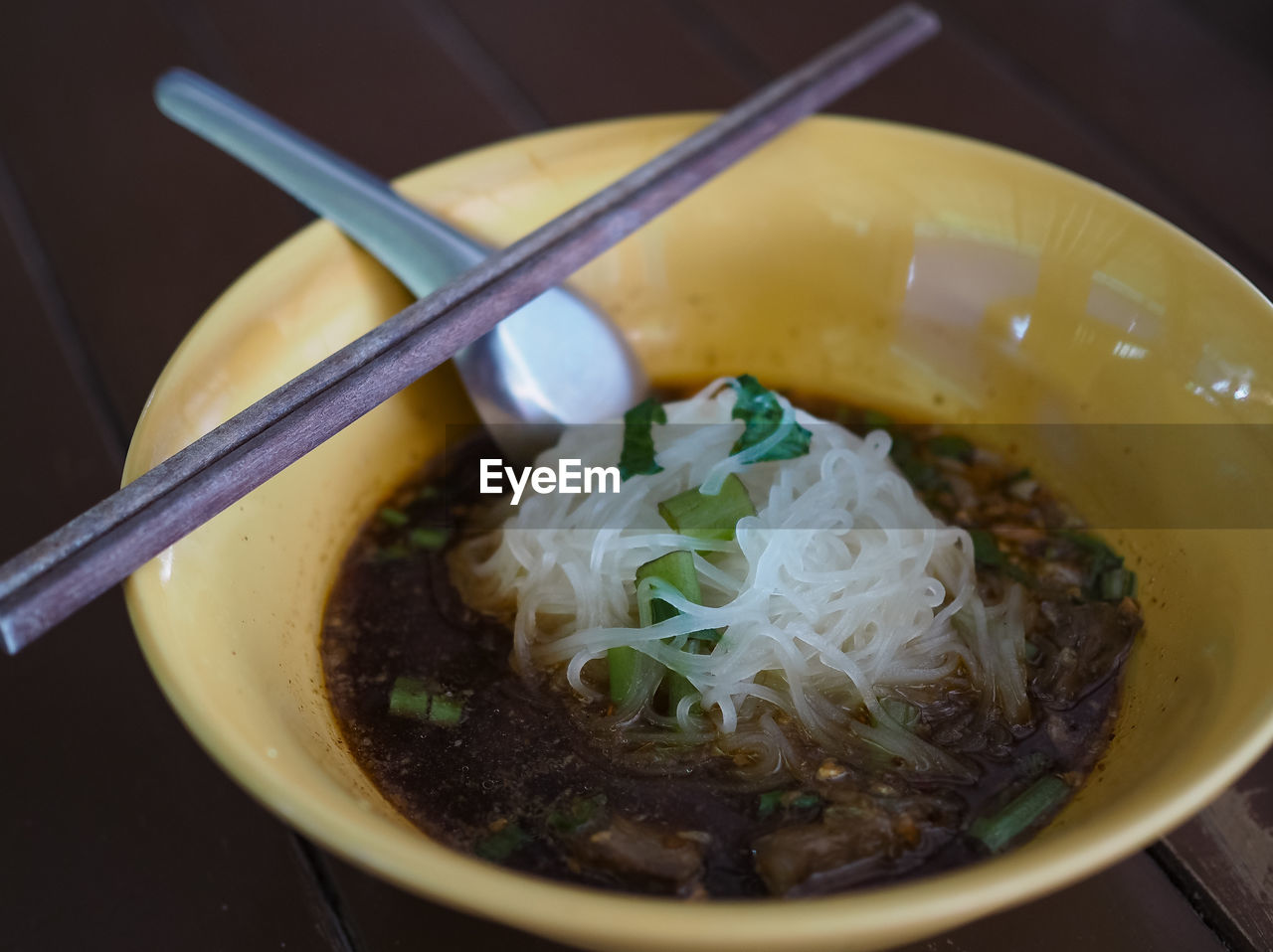 CLOSE-UP OF SOUP IN BOWL ON TABLE