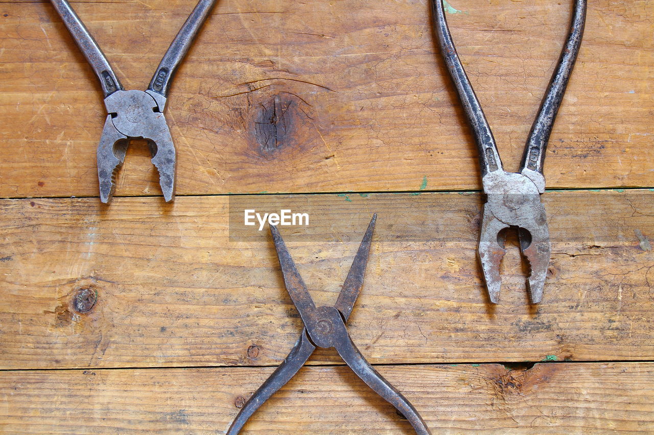 CLOSE-UP OF RUSTY HANGING ON METAL