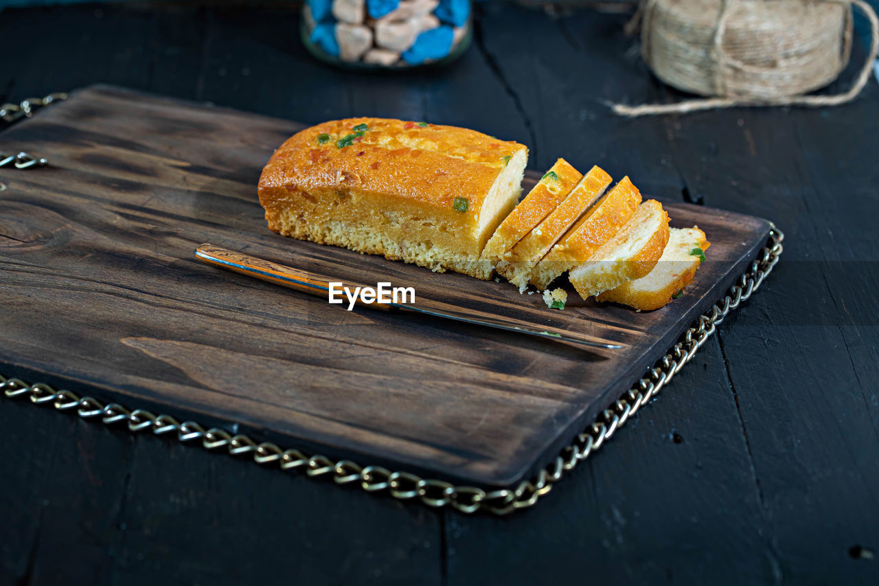 HIGH ANGLE VIEW OF BREAD ON TABLE