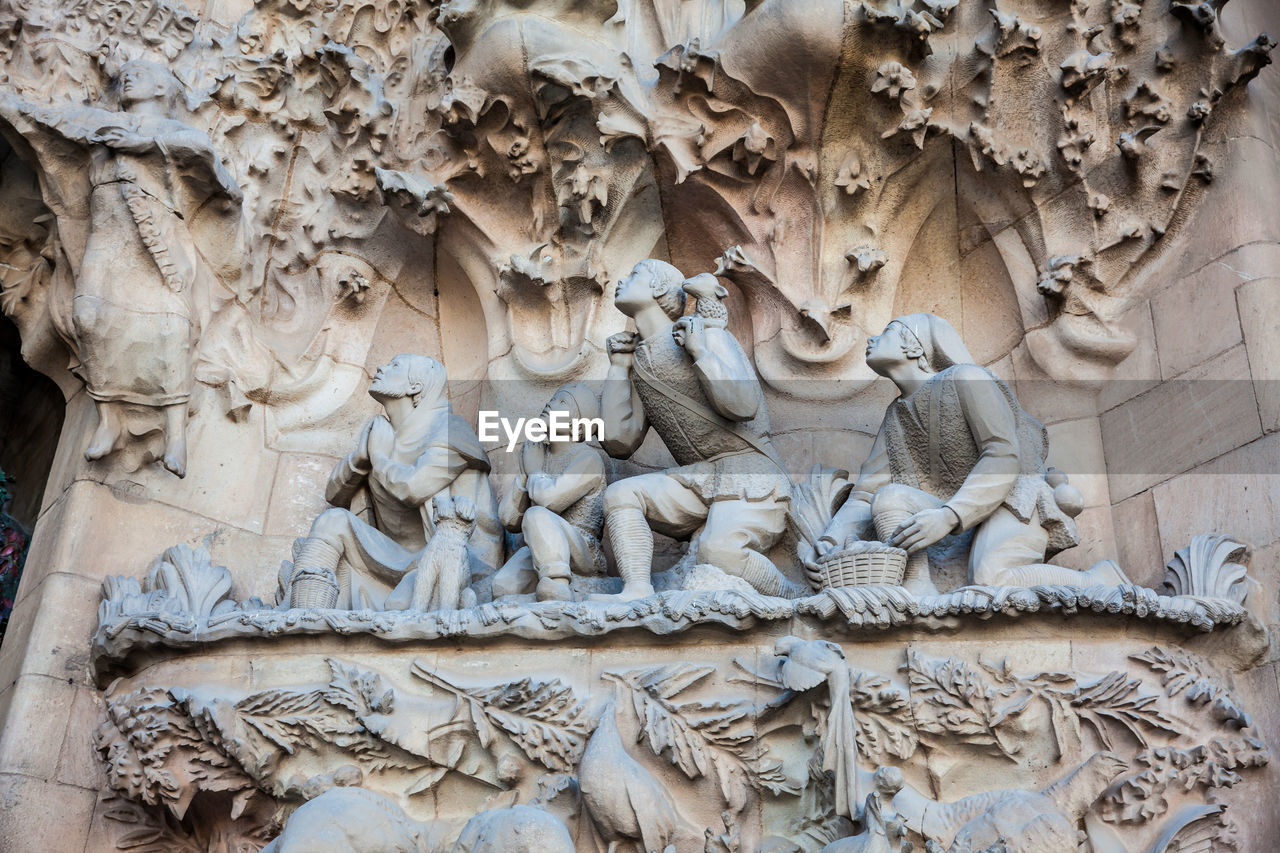 LOW ANGLE VIEW OF STATUES ON THE WALL