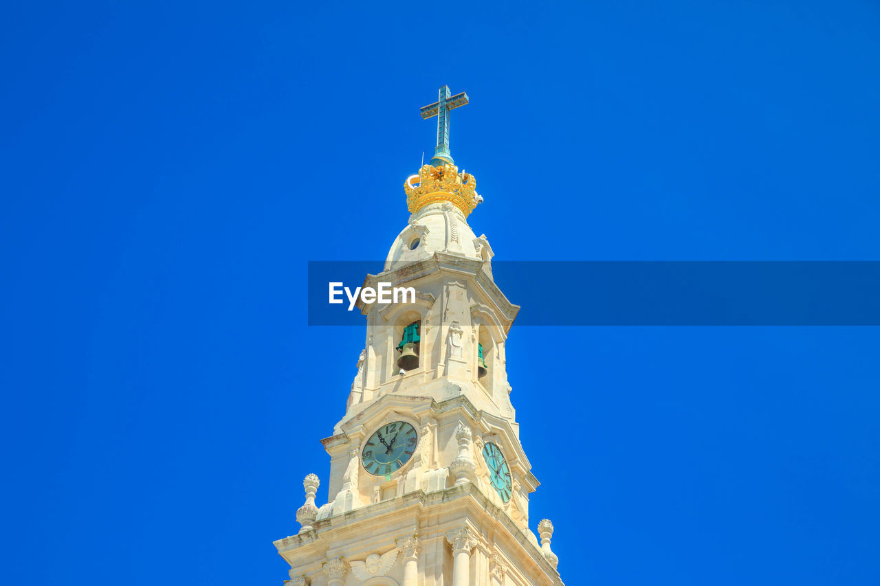 LOW ANGLE VIEW OF A TOWER OF BUILDING