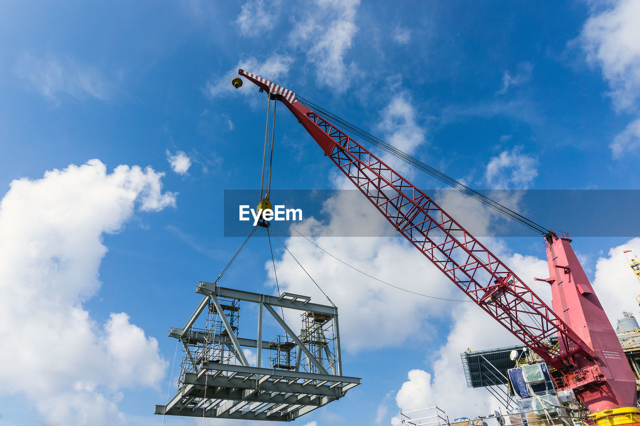 LOW ANGLE VIEW OF CRANE AGAINST SKY