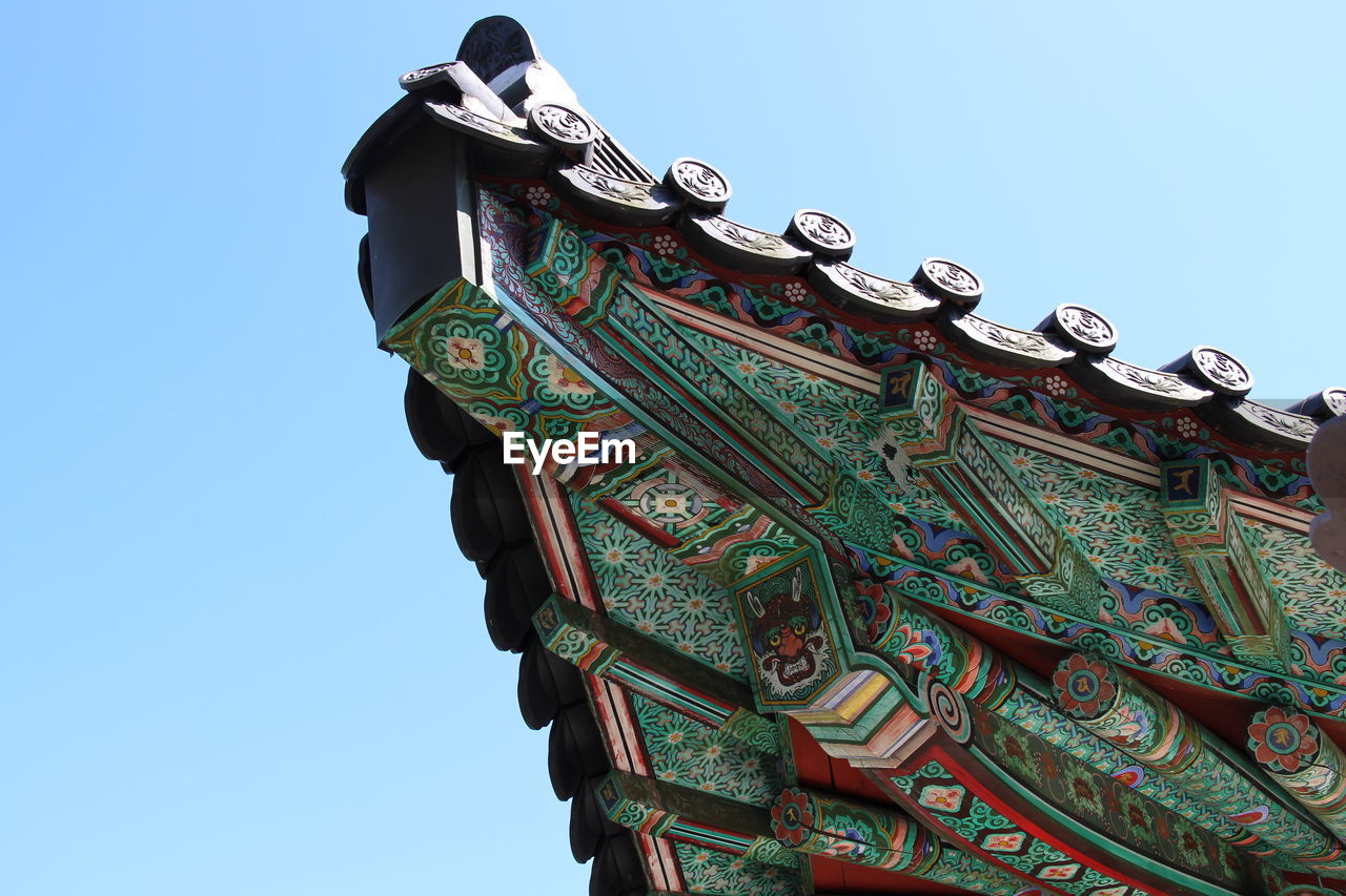 LOW ANGLE VIEW OF TEMPLE AGAINST BUILDING