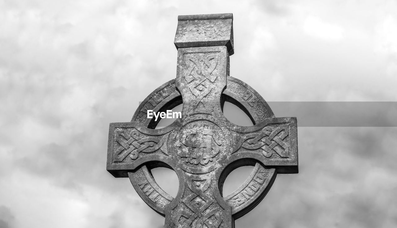 LOW ANGLE VIEW OF CROSS AGAINST CLOUDY SKY