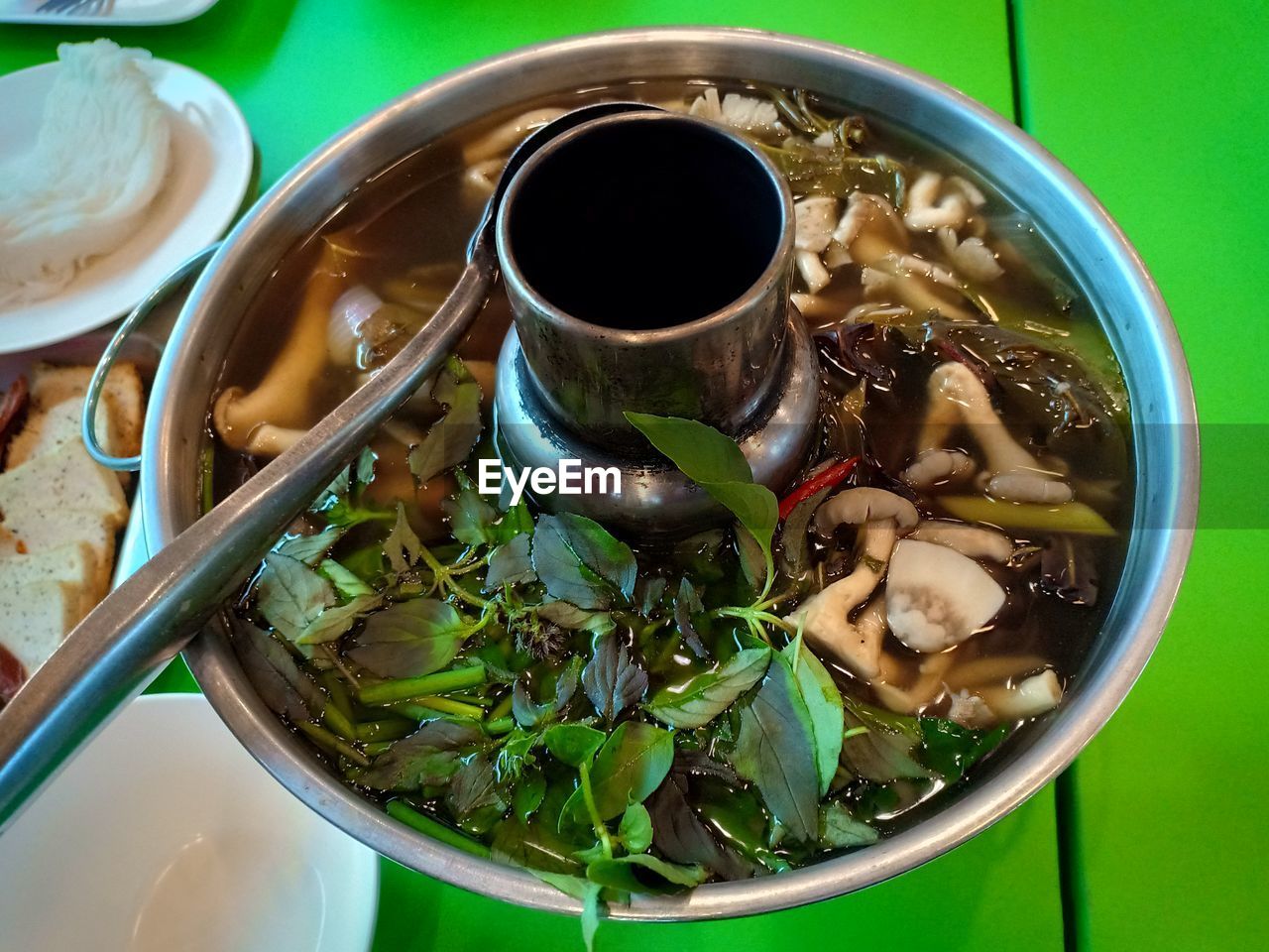 CLOSE-UP OF SOUP IN BOWL