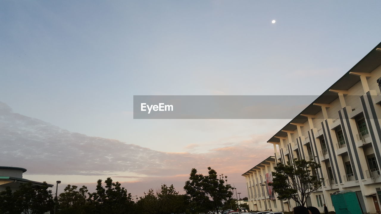 SCENIC VIEW OF MOUNTAINS AGAINST SKY AT SUNSET