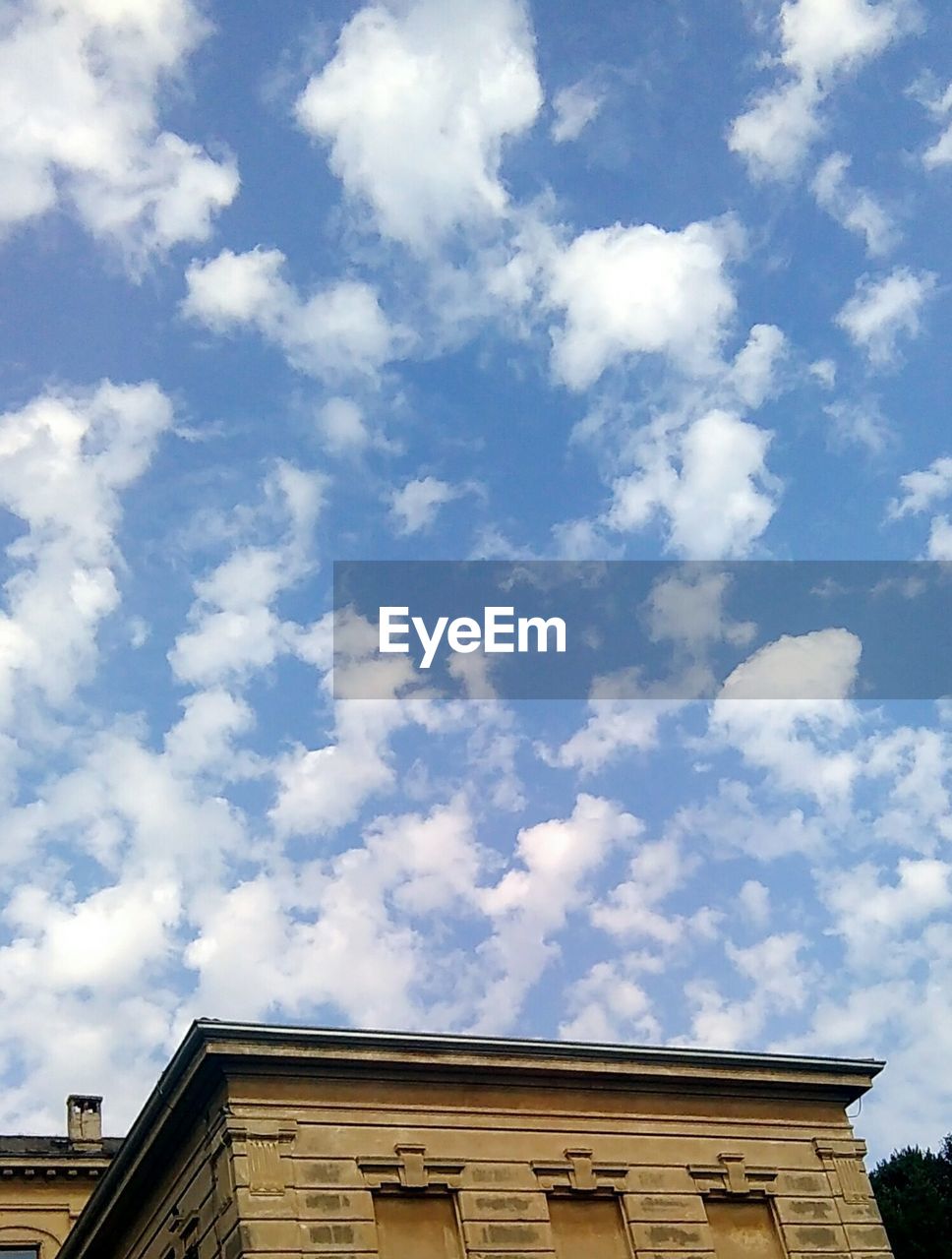 LOW ANGLE VIEW OF BUILDINGS AGAINST CLOUDY SKY