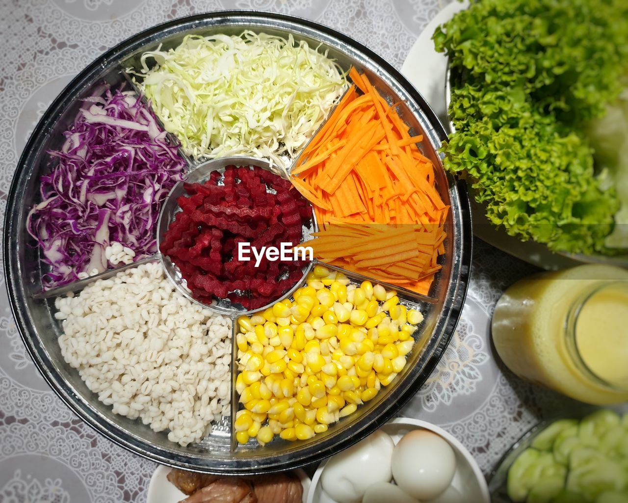 HIGH ANGLE VIEW OF CHOPPED FOOD IN BOWL