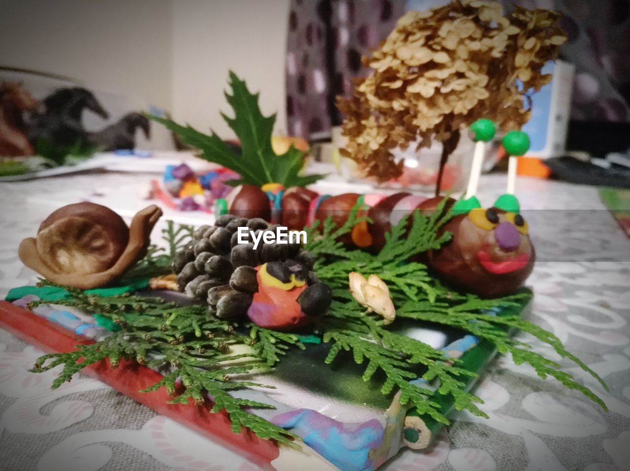 CLOSE-UP OF VEGETABLES AND SALAD ON TABLE