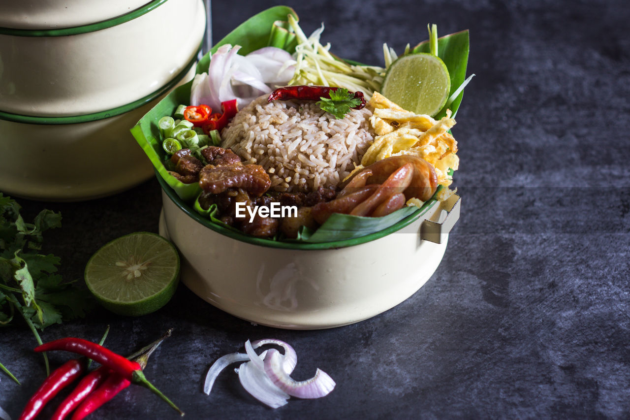 CLOSE-UP OF FRUITS IN BOWL